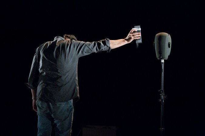 Schaubuehne am Lehniner Platz. F.I.N.D. 2015, Amazon Beaming: Work in Progress, Complicite, inspiriert von dem Roman »Amazon Beaming« von Petru Popescu, Performance und Regie: Simon McBurney.
