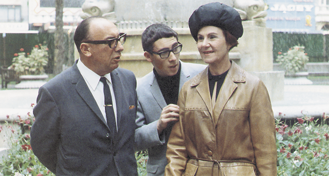 tonysherwithparents1968