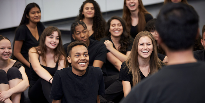 Actorperformingtogroup